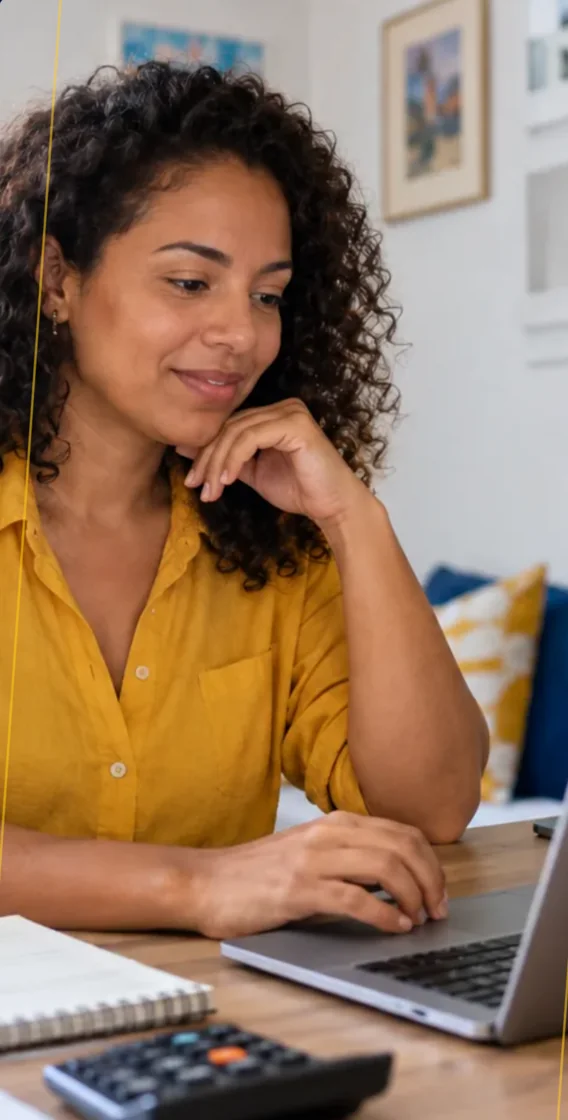 Mulher conferindo informações financeiras com atenção